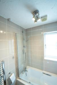 een badkamer met een douche en een bad bij Longley Farm View -spacious 4 Bed Property in Sheffield