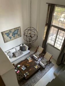 a living room with a couch and a table at Antique Barraca in Concepción del Uruguay +16 photos