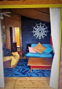 una camera con un letto con un fiocco di neve sul muro di Blue Space Beach Shack a Hibberdene