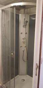 W łazience z przeszklonymi drzwiami znajduje się prysznic. w obiekcie Gîte Des Quinconces w mieście Richelieu