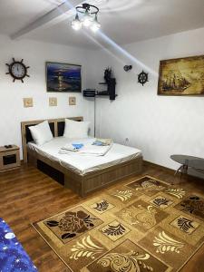 um quarto com uma cama num quarto com um tapete em Casa La Angela em Periprava