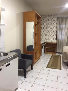 a kitchen with a sink and a mirror in a room at Villa Apart Hotel in Lages