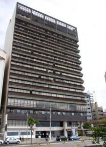 un gran edificio con coches estacionados frente a él en Flat Pasárgada Encantador 616, en Vila Velha