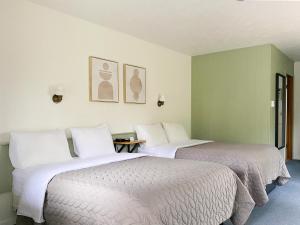 Krevet ili kreveti u jedinici u objektu The River Hills Motel - Algoma, WI - Near Door County