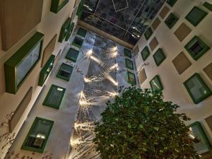 eine Aussicht auf einen Weihnachtsbaum in einem Gebäude in der Unterkunft voco The Hague, an IHG Hotel in Den Haag