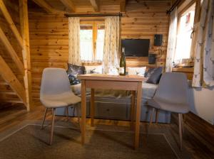 Televízia a/alebo spoločenská miestnosť v ubytovaní Hunting Lodge Lipót