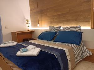 una camera da letto con un grande letto con asciugamani di Vecchia Bastia Lodge a Castelfranco Veneto