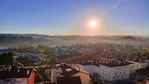 - une vue sur la ville au coucher du soleil dans l'établissement Coimbra's Black & White, à Coimbra
