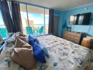 Postel nebo postele na pokoji v ubytování Castaways Resort Studios