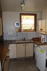 cocina con fregadero y ventana en Ferienhaus Rhönpforte, en Rippershausen