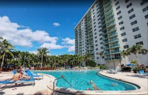 una piscina en el complejo en Beach Apartment at Condo-hotel en Miami Beach