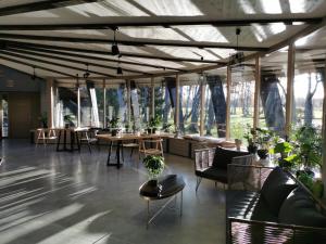 Restaurace v ubytování Kupolmāja Ārpus laika - Domehouse in the forest