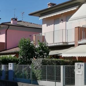 una valla frente a un edificio en Dolce Ricordo, locazione turistica, en Marano Vicentino