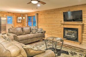 sala de estar con sofá y chimenea en Cedar Mountain Log Cabin 4 Mi DuPont State Forest, en Cedar Mountain