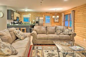 sala de estar con sofá y mesa en Cedar Mountain Log Cabin 4 Mi DuPont State Forest, en Cedar Mountain