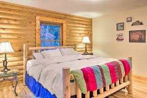 เตียงในห้องที่ Cedar Mountain Log Cabin 4 Mi DuPont State Forest