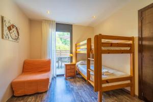 Divstāvu gulta vai divstāvu gultas numurā naktsmītnē Villa Mestres Playa de Aro