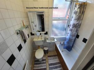 Ein Badezimmer in der Unterkunft ** Lovely & Cosy well equipped 3 bedroom house perfect for Work/Leisure + free parking & WiFi **