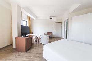 Pokój z łóżkiem, biurkiem i stołem w obiekcie Hotel Santa Maria w mieście Chiavari