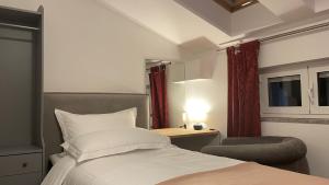 Postel nebo postele na pokoji v ubytování MADONCA ROOMS & RESTAURANT