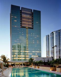 uma piscina em frente a um edifício alto em Hotel AKA Brickell em Miami