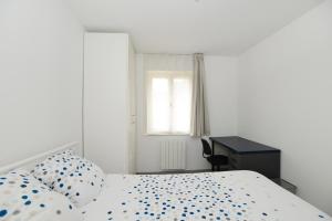 una camera da letto con un letto, una scrivania e una finestra di Heptagone_2 a Saint-Quentin