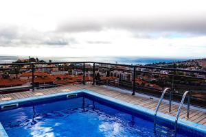 une piscine sur le toit d'un bâtiment dans l'établissement Apartamento Batista by Horizon View Madeira, à Funchal
