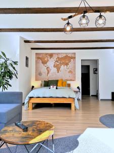 ein Schlafzimmer mit einem Bett mit einer Karte an der Wand in der Unterkunft Studio-Apartment mit Garten, Parkplatz & Küche in Offenburg