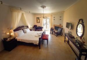 una camera con letto e un soggiorno di Pozar Salt Cave Hotel Spa a Kato Loutraki