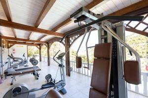 einen Fitnessraum mit Laufbändern und Crosstrainern in der Unterkunft La Locanda della Castellana adults only in Peschici