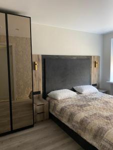 Кровать или кровати в номере Prestige Apartments Berezinka