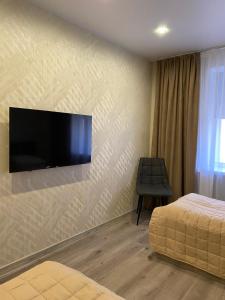 TV at/o entertainment center sa Prestige Apartments Berezinka