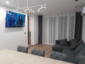 un salon avec un canapé et une télévision à écran plat dans l'établissement Family comfortable apartment, à Arona