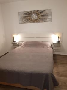 une chambre avec un lit avec deux lumières dessus dans l'établissement Family comfortable apartment, à Arona