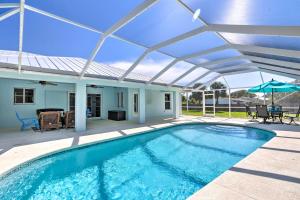 フォートピアースにあるPrivate Pool and Steps to Ocean Island Beach House!のパーゴラ付きのスイミングプール、家