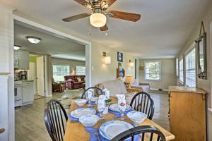 een eetkamer en een woonkamer met een tafel en stoelen bij Quiet Pomona Park Rural Home Near St Johns River! 