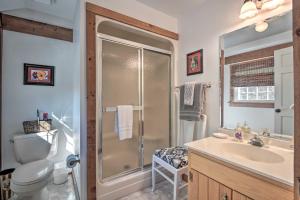 Un baño con ducha, inodoro y lavabo. en Lovettsville Cottage in Heart of Wine Country, en Lovettsville 19 fotos más
