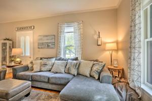 Gallery image of Bright Clear Lake Getaway, 4 Blocks to Downtown! in Clear Lake