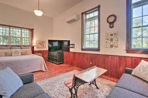 - une chambre avec un lit, un canapé et une télévision dans l'établissement Renovated WV Schoolhouse History Buffs Heaven!, à Kearneysville