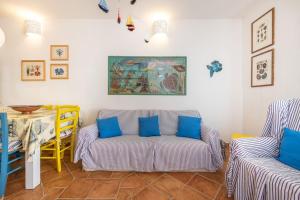 een woonkamer met een bank en een tafel bij La Marea in Chia