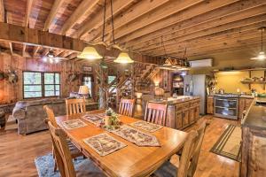 uma cozinha e sala de jantar com uma mesa de madeira e cadeiras em Quiet and Rustic Cabin with Fire Pit on 20 Acres! em Hardy