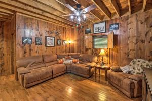 Khu vực ghế ngồi tại Quiet and Rustic Cabin with Fire Pit on 20 Acres!