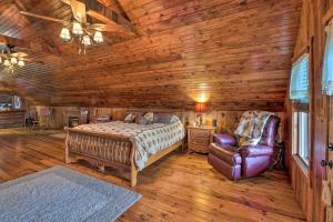 Foto da galeria de Quiet and Rustic Cabin with Fire Pit on 20 Acres! em Hardy