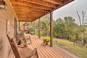 Foto da galeria de Quiet and Rustic Cabin with Fire Pit on 20 Acres! em Hardy