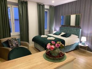 una habitación de hotel con una cama y una mesa con flores en Hedone Luxury 3 Apartments with FREE PARKING, en Pula