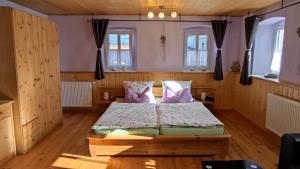 een slaapkamer met een bed in een houten kamer bij Ferienwohnung Altenstein in Maroldsweisach