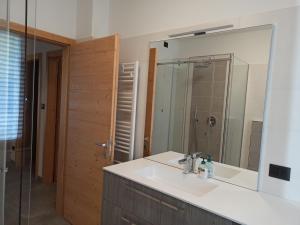 パッソ・デル・トナーレにあるAppartamento DIAMANTEの洗面台と鏡のあるバスルーム +42枚の写真