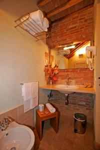 W łazience znajduje się umywalka i toaleta. w obiekcie La Locanda del Vino Nobile w mieście Sant'Albino