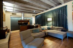 Posedenie v ubytovaní Contemporary apartment with fireplace & terrace