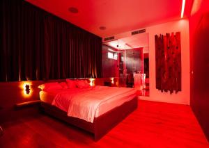 Posteľ alebo postele v izbe v ubytovaní Contemporary apartment with fireplace & terrace